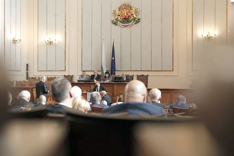 Депутатите решиха: Още две години строежи на парче