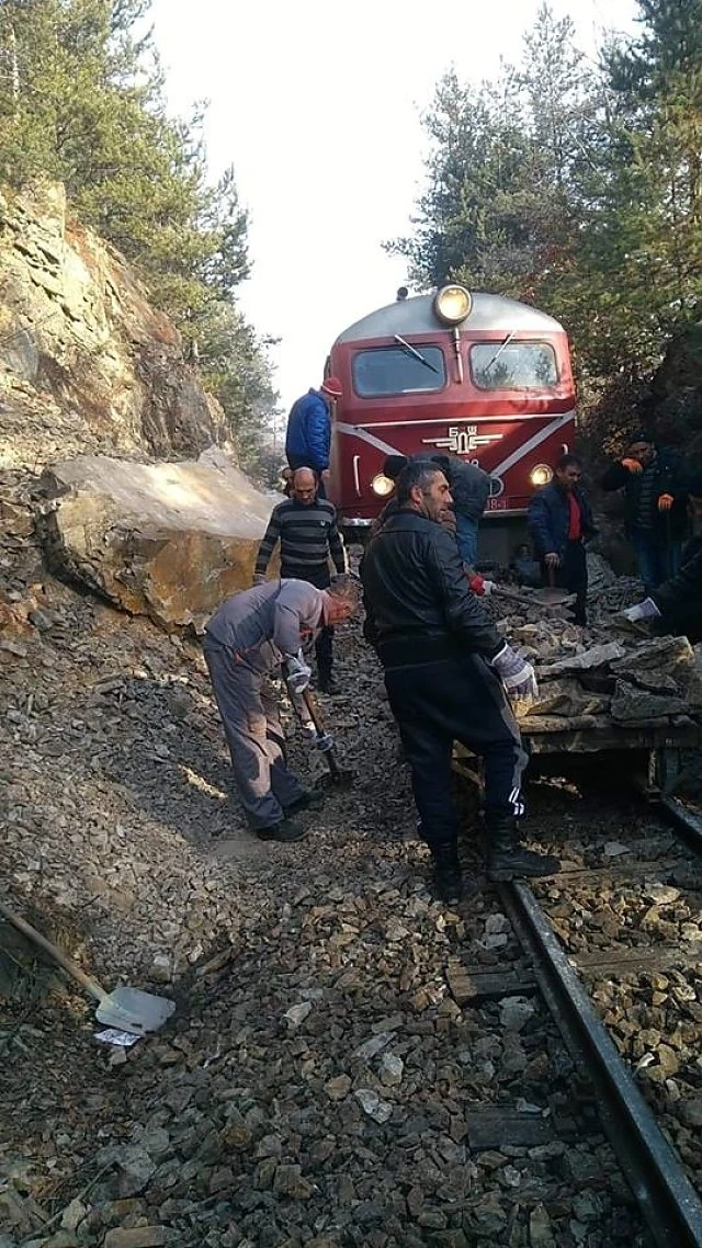 Пътнически влак дерайлира заради паднала скала на релсите 
