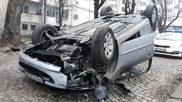 След удар в дърво: Кола се обърна по таван до пловдивско училище