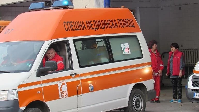 Какво е състоянието на мъжете, наръгани от пешеходец