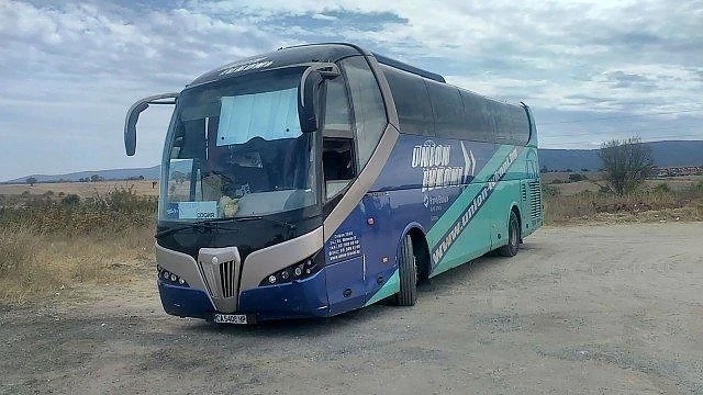 Пътници 17 часа на пътя заради развален автобус, изпратили им втори рейс с повреда