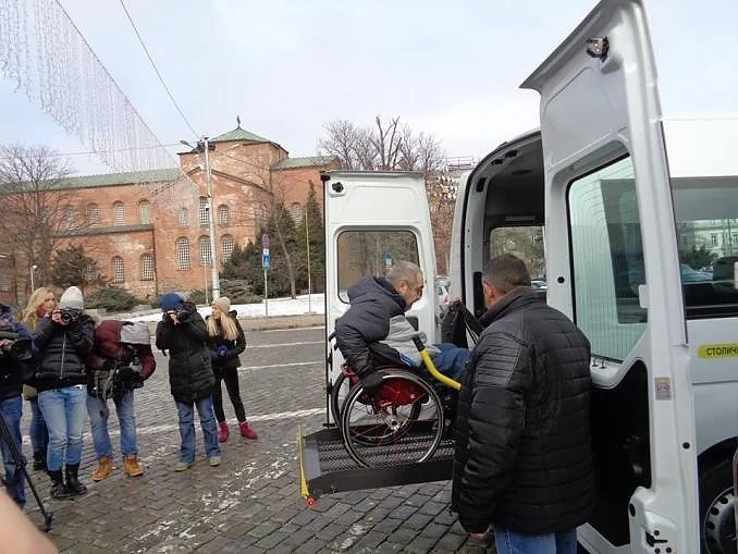 Фандъкова: 7 нови микробуса ще превозват трудноподвижни хора