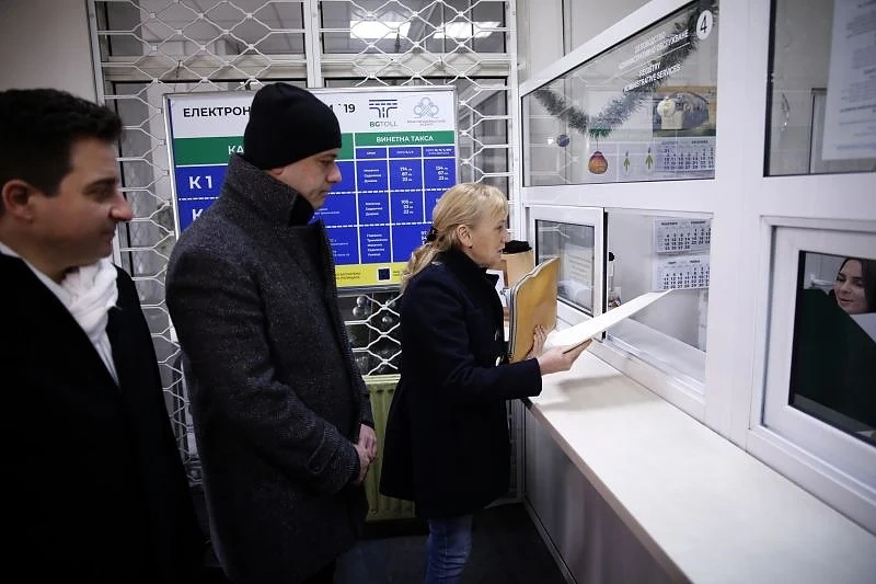 Елена Йончева пита: Шефът на Автомагистрали ЕАД бил ли е съдружник на Гинка от Пазарджик?