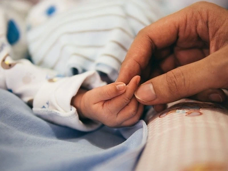 13-годишно момиче роди второ дете в Лом, осъдиха бащата на 6 месеца затвор