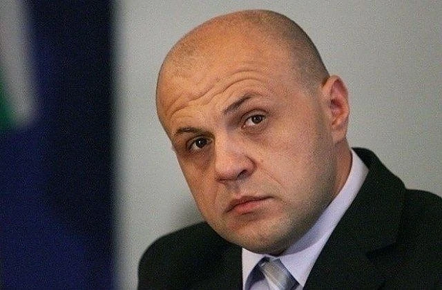 Съкращават 1600 служители от държавната администрация