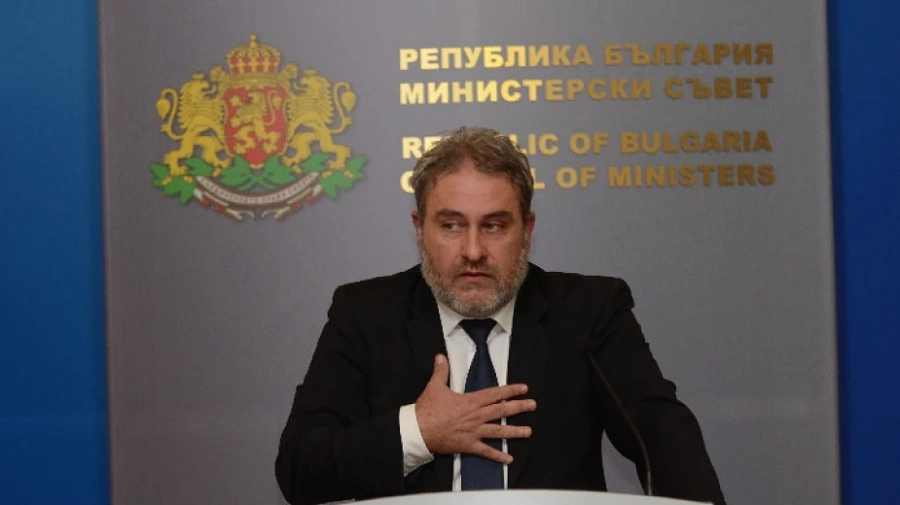 Банов показа пред медиите исковата молба до съда, с която се изисква 753 хил. лева неустойка