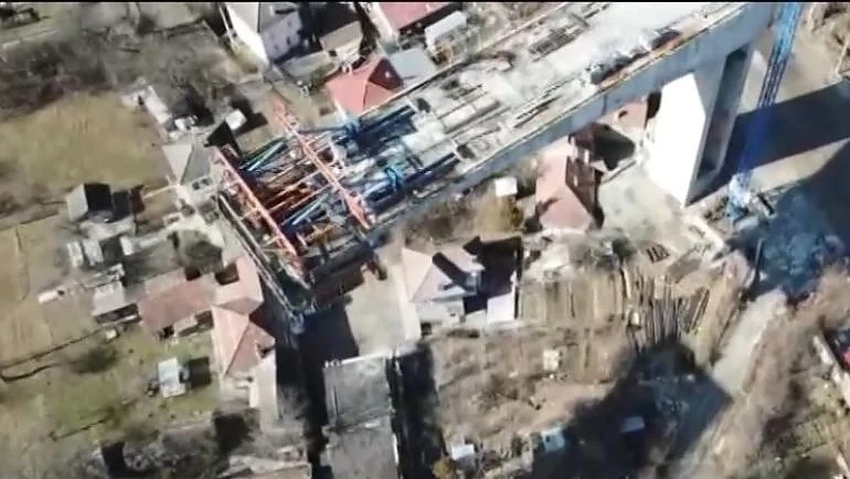 Цимент и материали падат върху къщи в Габрово, протест
