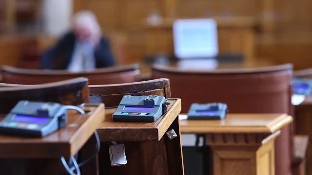 От втория опит и със скандали: Парламентът започна работа по Изборния кодекс 
