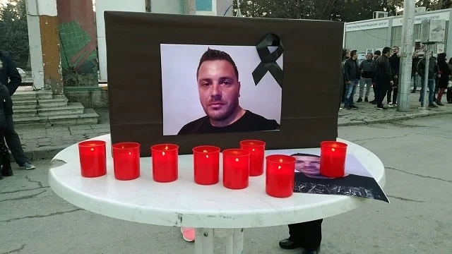 Бдение в памет на убития в Кюстендил Валери Дъбов на площад \