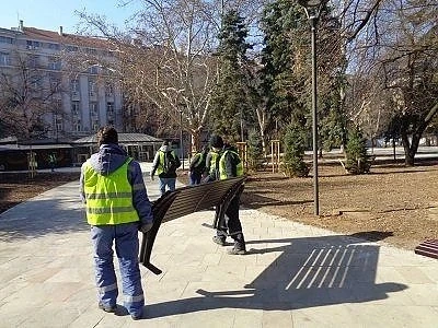 Градината \'Кристал\' готова на 90%, засадиха 900 цветя