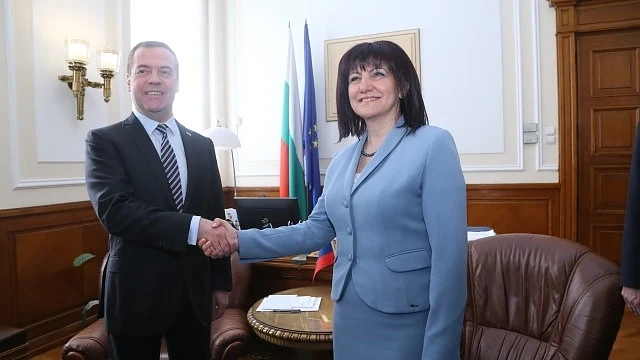 Дмитрий Медведев удари звънеца в парламента