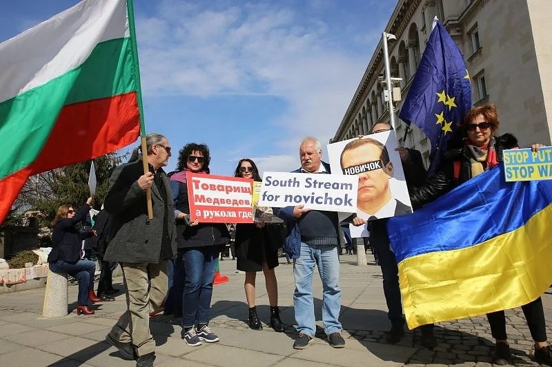 Демократична България на протест: Господин Медведев, ядохте ли от руколата?