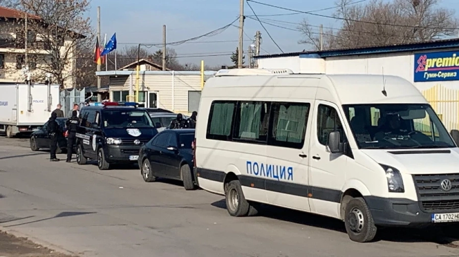 Над 15 ареста при спецакция в “Орландовци“ срещу престъпна група за наркотици и грабежи
