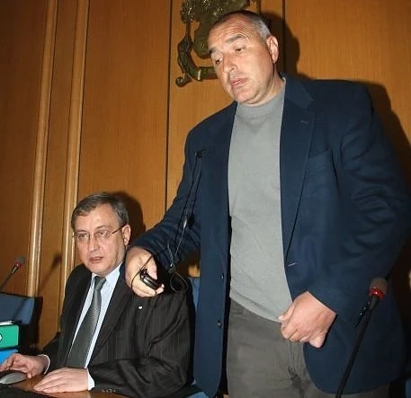 Румен Христов на крака при Борисов с европейска шапка от Жозеф Дол