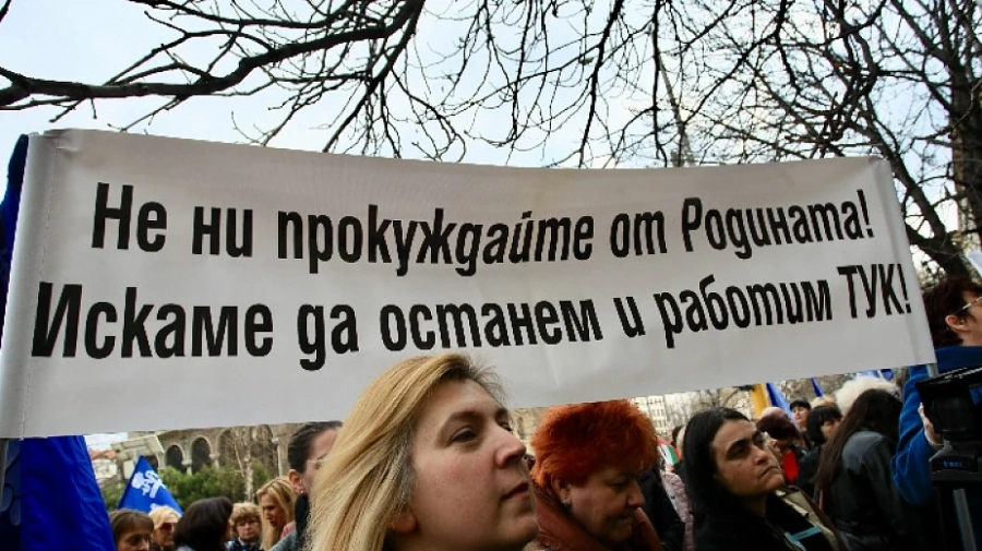 Протестиращи медицински сестри разпънаха палатка пред Министерството на здравеопазването