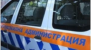 Седем служители на автомобилната администрация в Перник са задържани за корупция