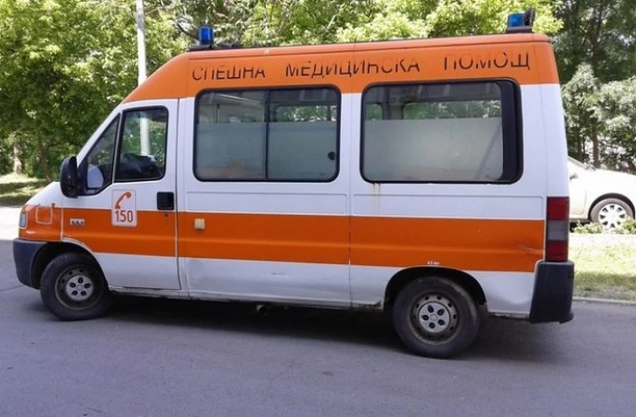 8-годишен намушка 13-годишната си сестра