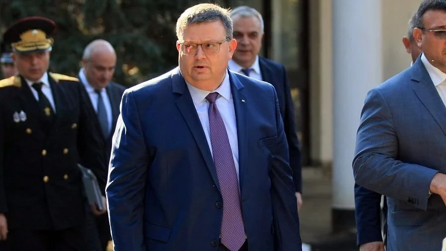 Цацаров поиска временно отстраняване на прокурор