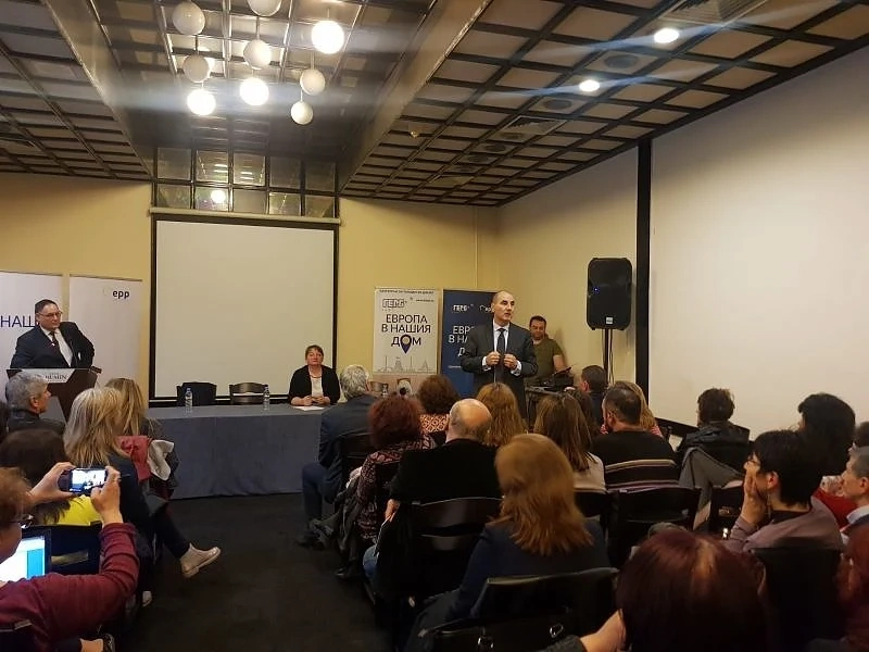 Предложения: Край на безсрочните пълномощни за излизане на деца зад граница, вписват и от кое училище са