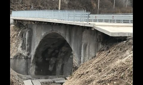 Фирма за боклук строи моста край Трън без обществена поръчка