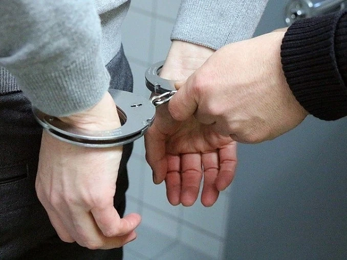 Хванали бандата за просяци към Швеция, защото парадирали във Фейсбук с коли и злато