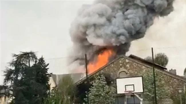 Дим над Версайския дворец: нов пожар в Париж