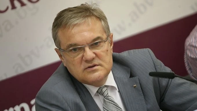 Румен Петков настоява пред премиера за генерални промени в отношенията със Северна Македония 