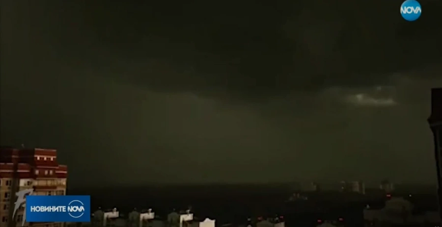 Силна буря в Москва, има пострадали