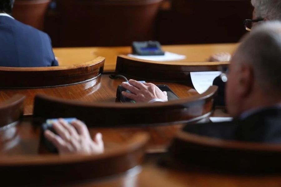 С кворум на ръба парламентът започна работа
