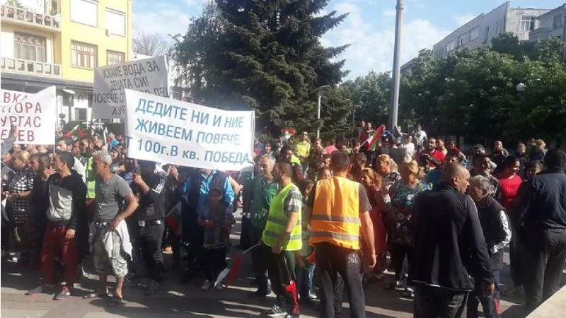 Роми на протест в центъра на Бургас: спряха им водата, след като навъртяха 100 000 лв. сметка