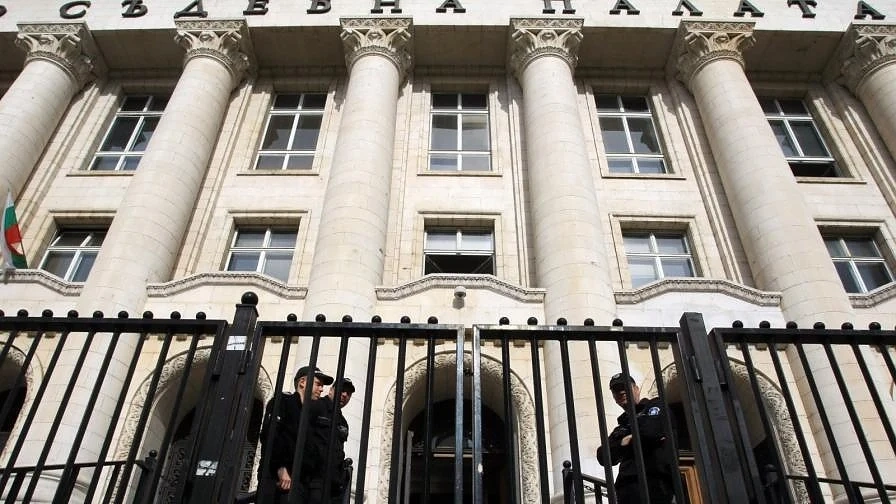 10 задържани след нападение над служител на \