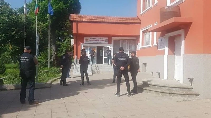 Жители на Божурище на протест в защита на арестувания си кмет