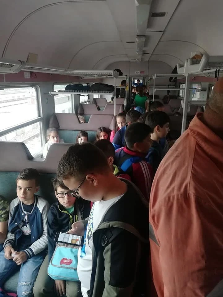 БДЖ се подигра с децата - пусна влак с 1 вагон за група от 107 деца