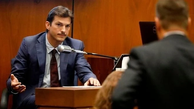 Ащън Къчър свидетелства в съда по дело за убийство