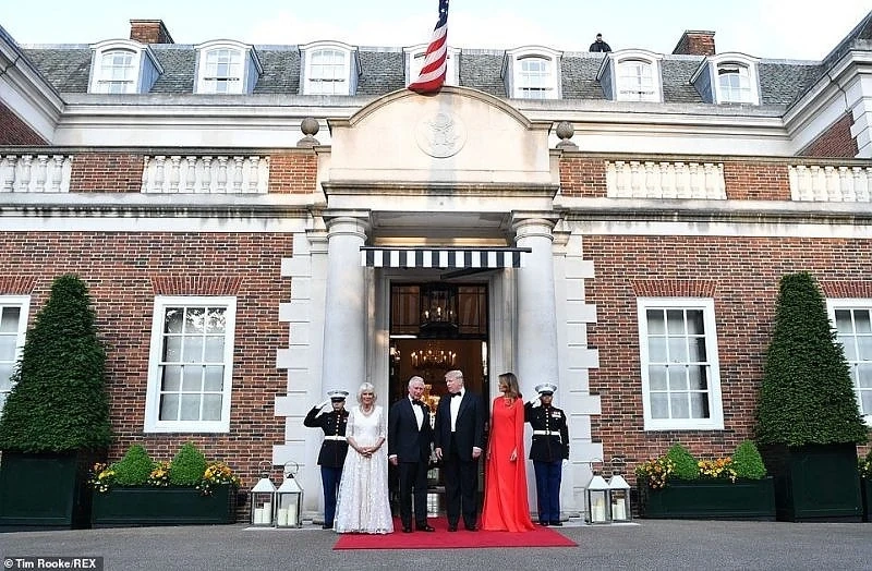 Мелания впечатлява с рокля на Givenchy за 5 600 паунда