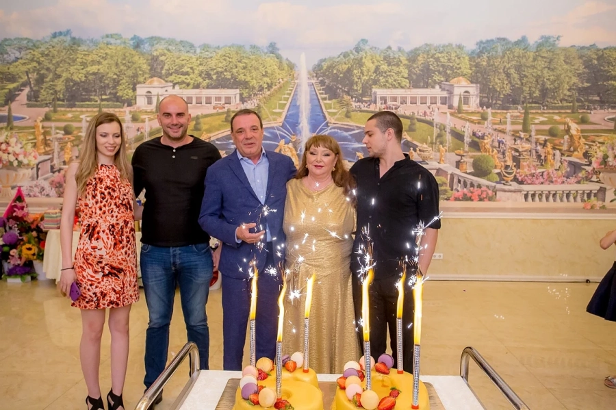 300 пяха със Софи Маринова за юбилея на Меги Савова