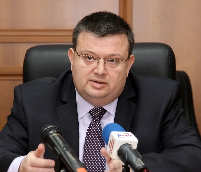 Вербовчикът на обвинения в тероризъм ученик от Пловдив не е задържан, крие се в Северна Африка
