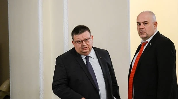 Как цялата прокуратура - от Цацаров до районно ниво, козирува на Пеевски
