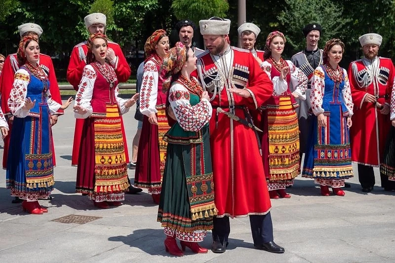 Кубански казаци пяха и танцува със саби пред НДК