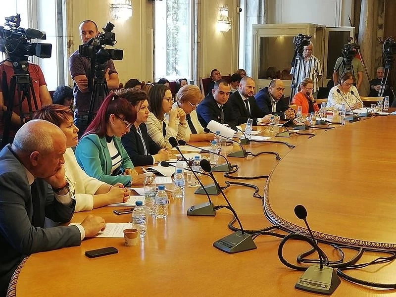 Бюджетната комисия прие неограничено финансиране от фирми за партиите, 