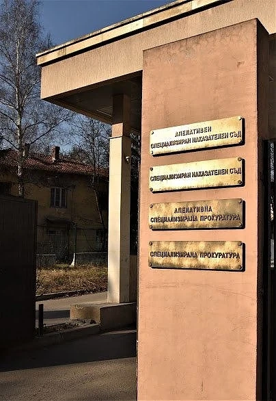 Четиримата задържани в схема за фалшиви ТЕЛК остават в ареста