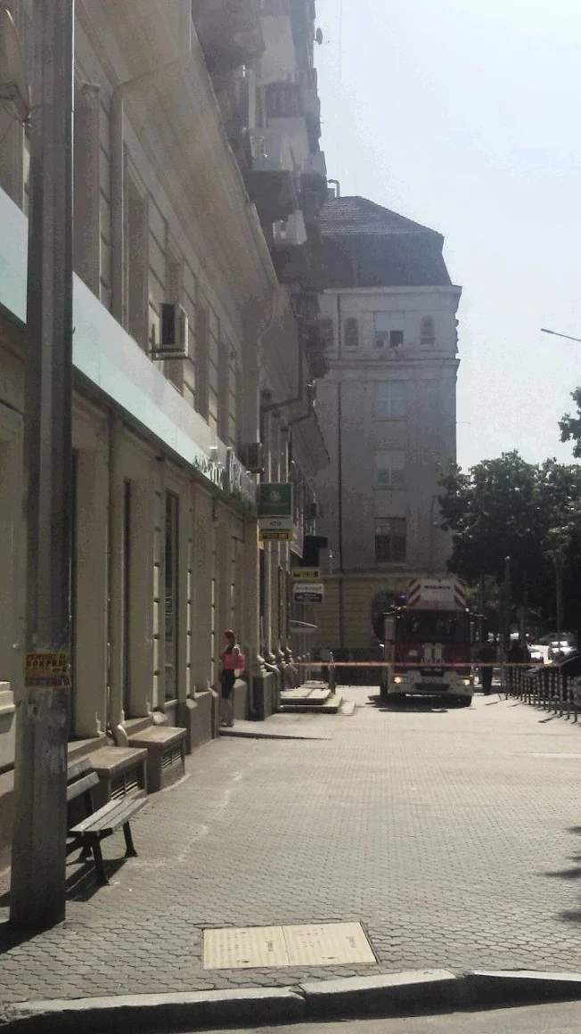 Падна голям къс от фасада на сграда на тротоар на столичния бул. Дондуков