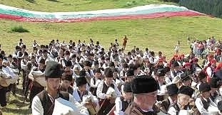 Американка пее „Девойко, мари хубава” на събора в Рожен
