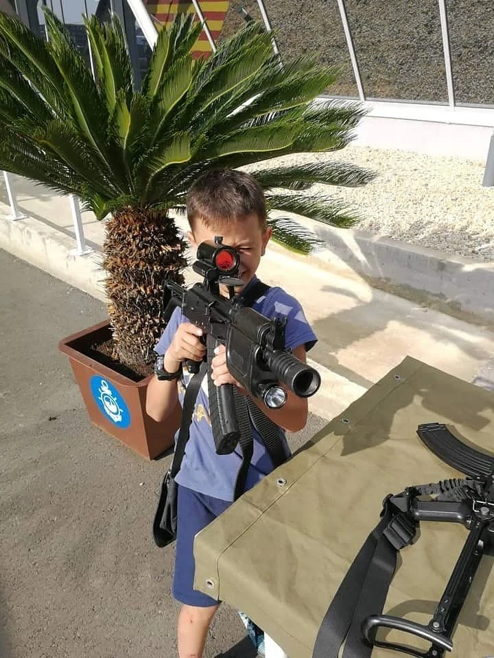 Бургаската полиция обяви фотоконкурс за деца с оръжия и полицейска техника