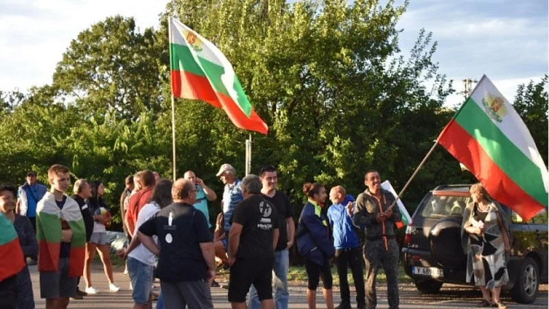 Блокадите на пътища продължават, започват проверки на домашните прасета 
