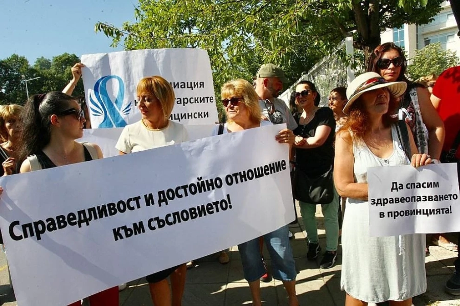 Медсестри готвят мащабен протест пред МС