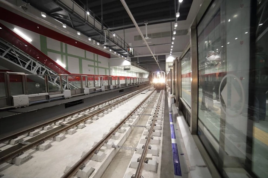 Дете скочи на релсите на метрото заради играчка