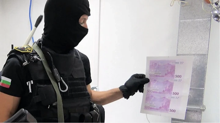 Шестима души са задържани за участие в престъпна група за разпространение на фалшиви евробанкноти