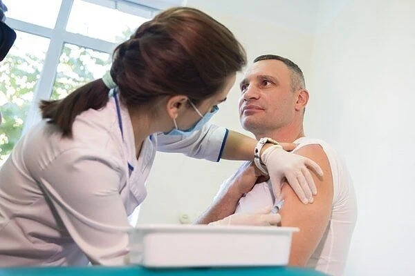 Кличко се имунизира показно, поставиха му ваксината неправилно
