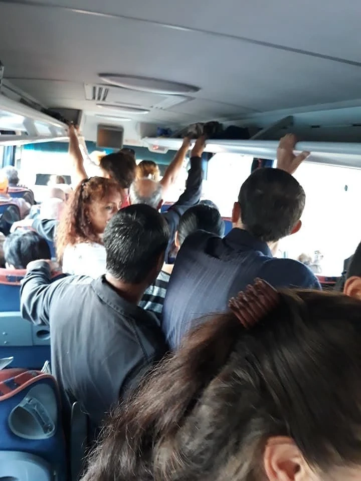 Отново абсурд в БДЖ: Отмениха влак и натъпкаха над 70 пътници в един автобус